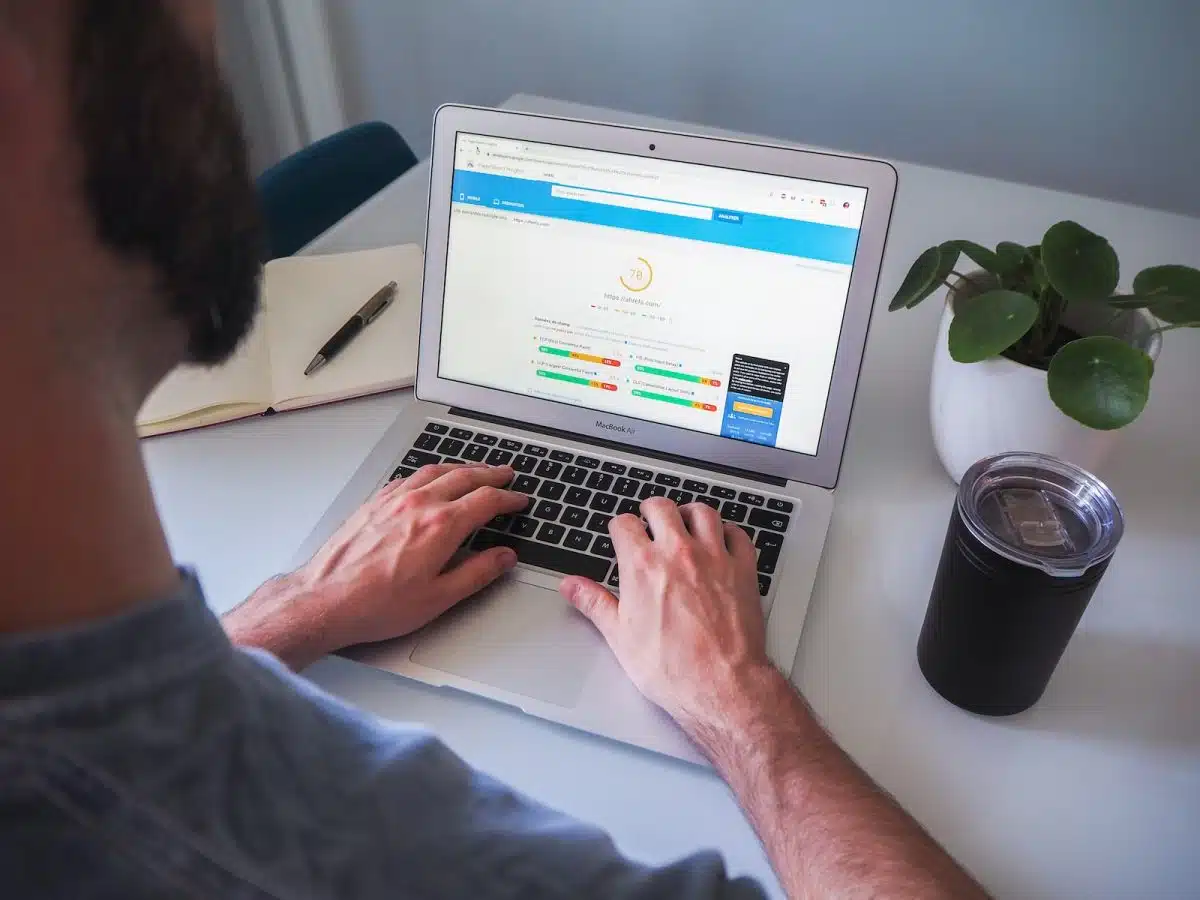un consultant SEO travaillant sur son ordinateur