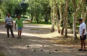 partie de pétanque au camping