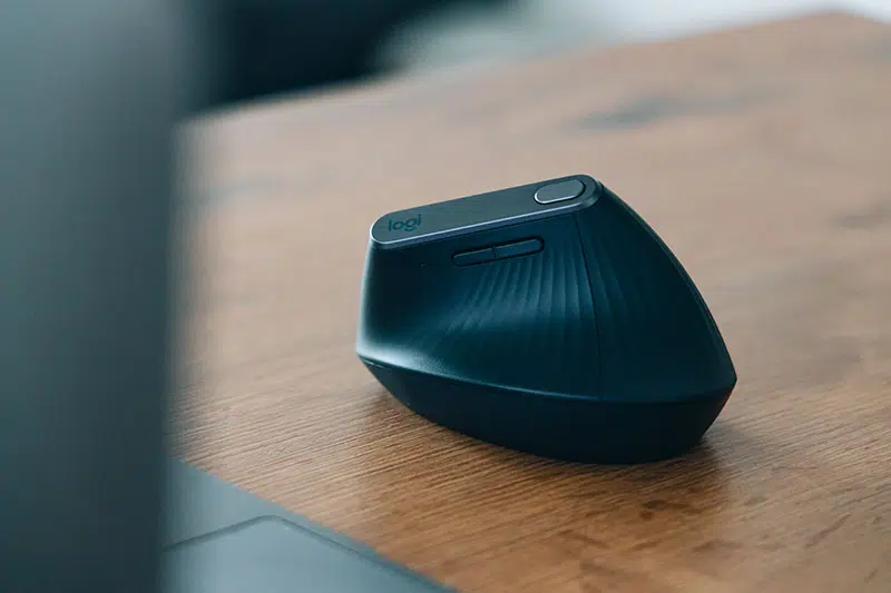 Comment tenir souris ergonomique ?