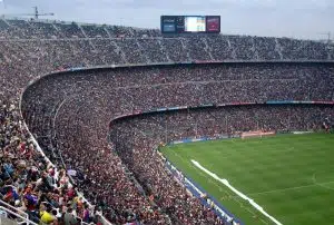 Stade de foot avec beaucoup de spectateurs
