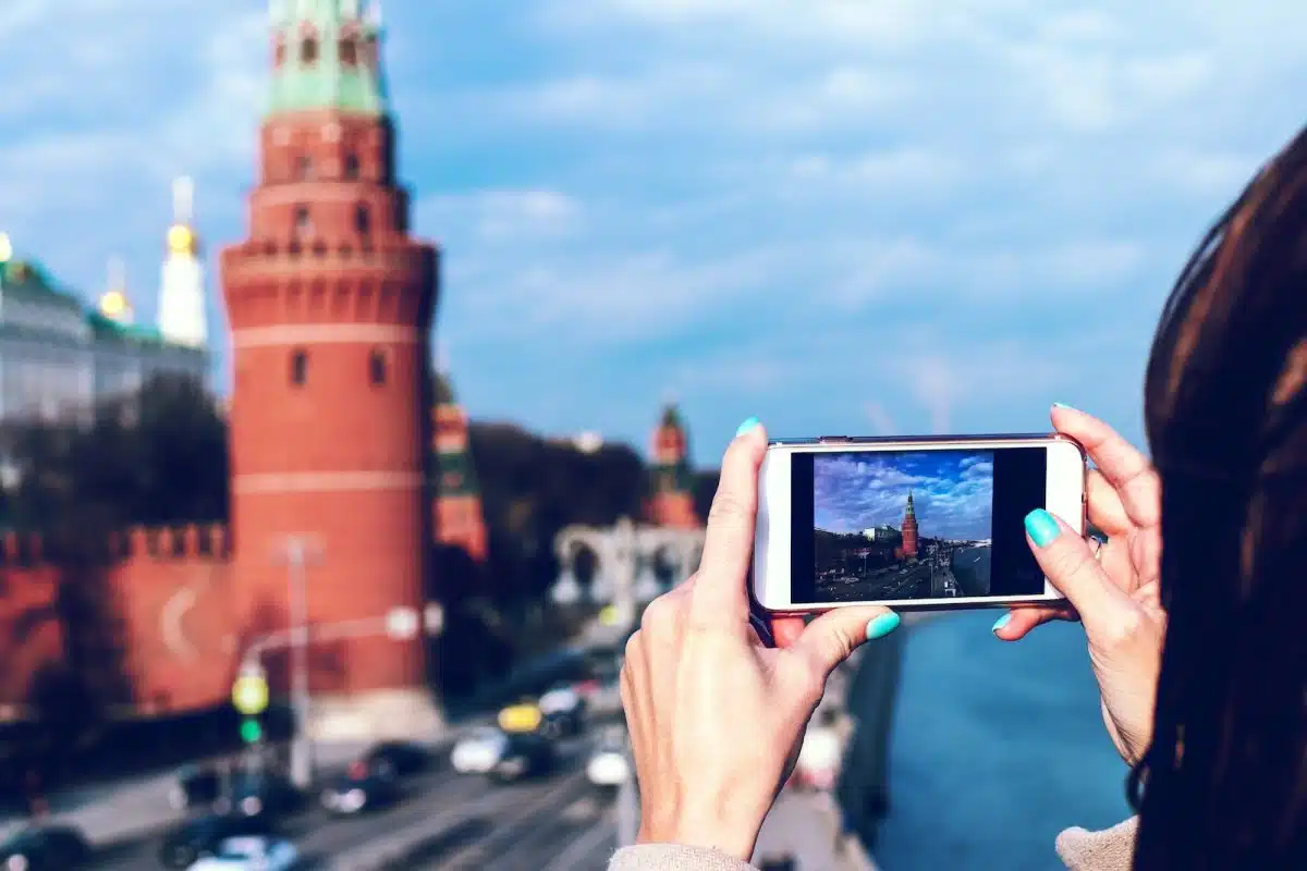 une personne prenant une photo en voyage
